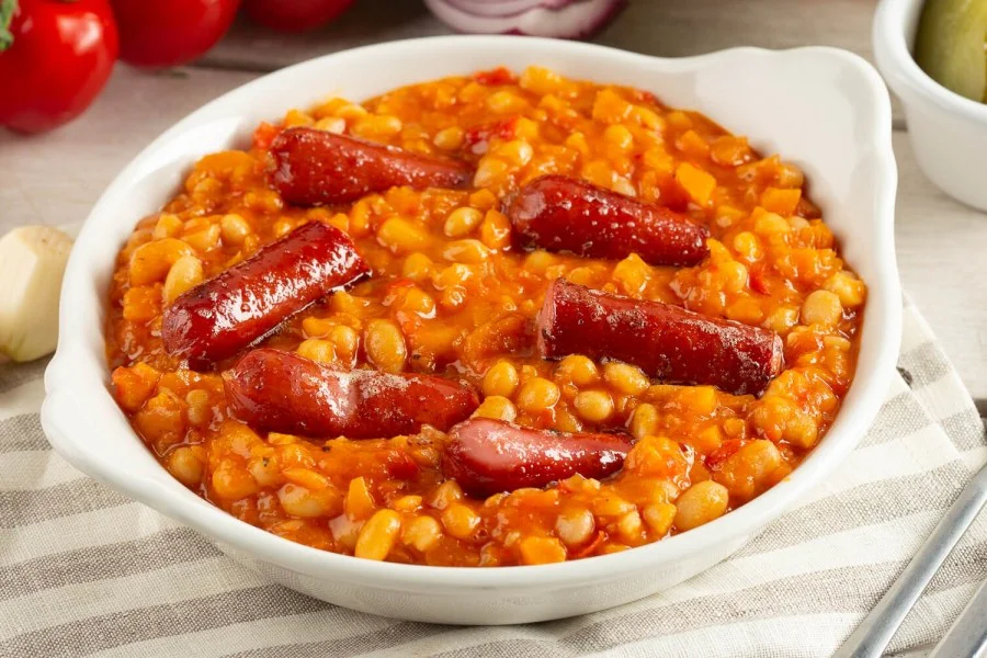 Fasole cu Carnati: Deliciu Culinar