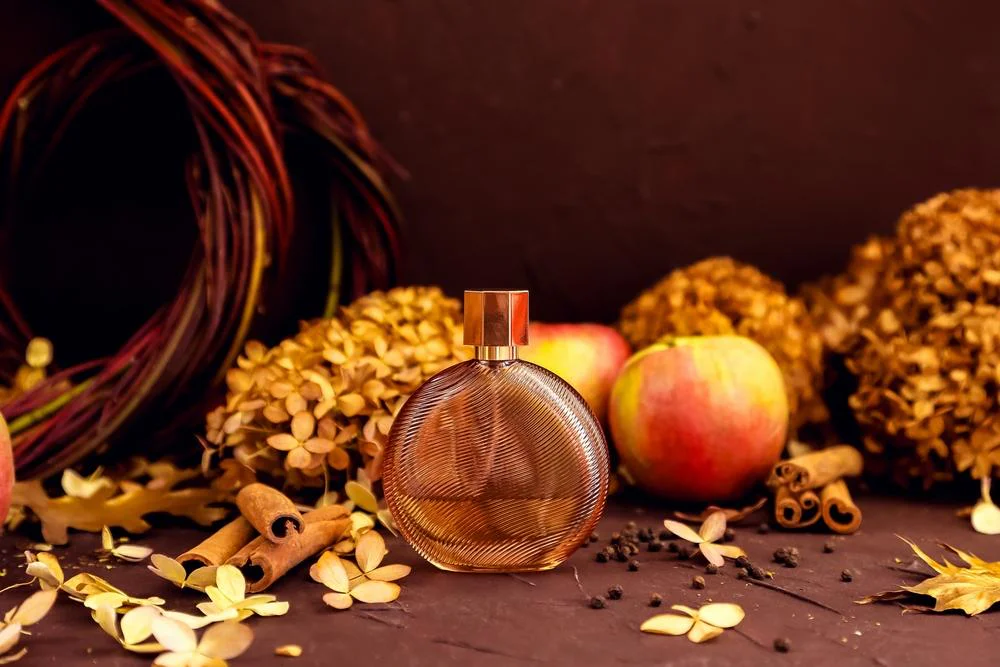 7 note de parfum care creează o atmosferă caldă și elegantă toamna